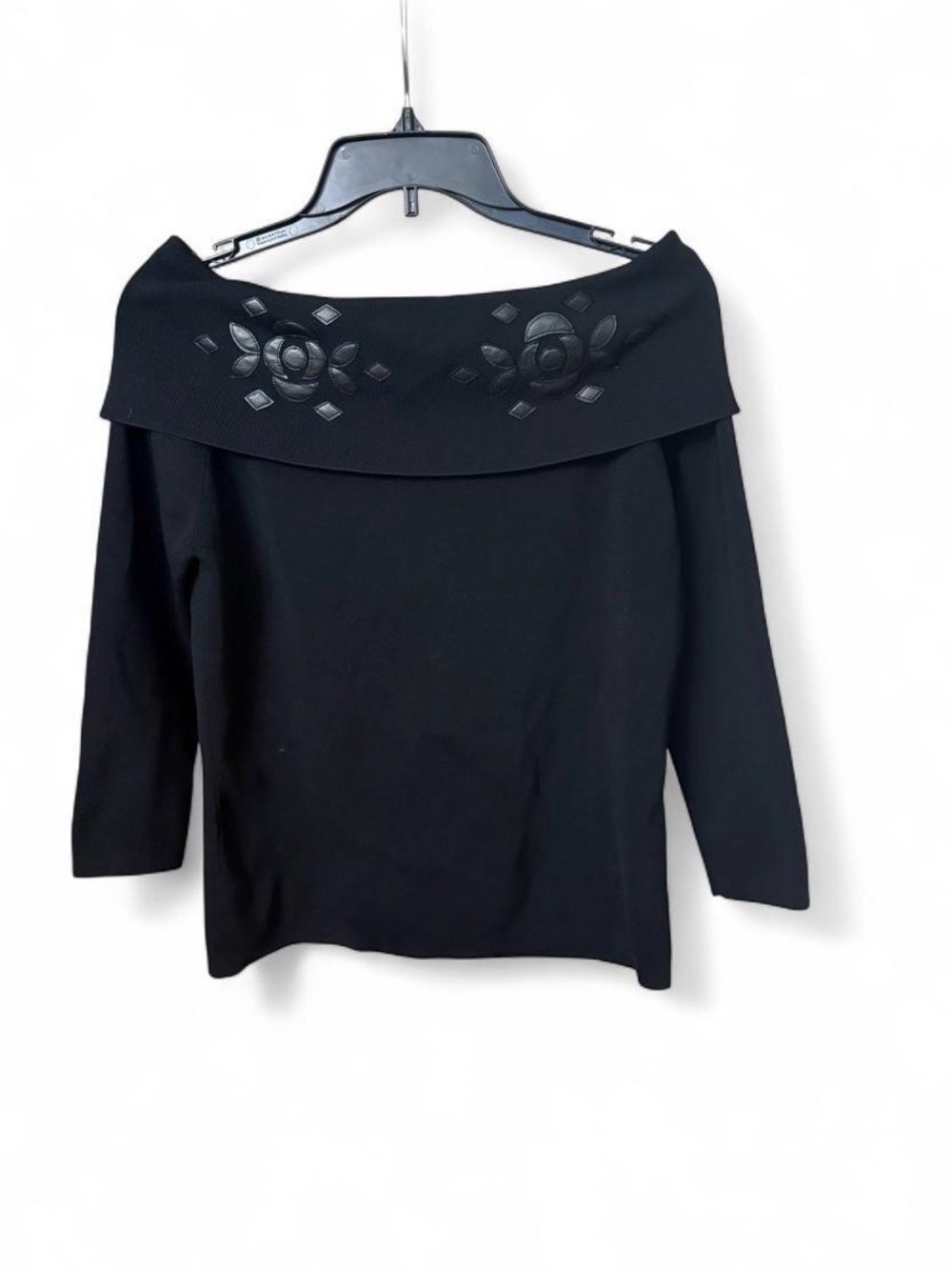 Katherine Barclay Black Ribbed Knit Off the Shoulder Applique Blouse L